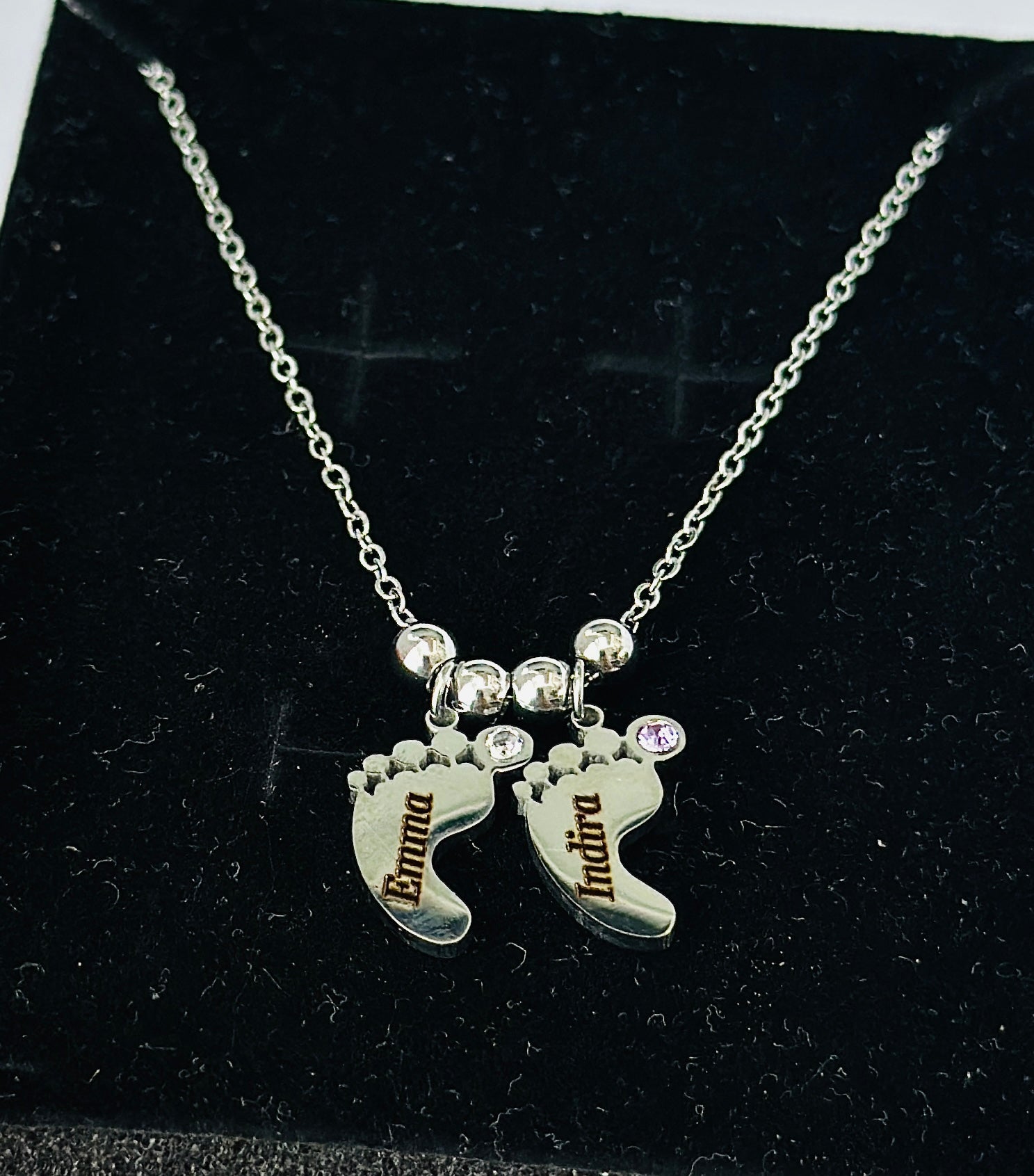 Colgante de pies con grabado de nombres plateado