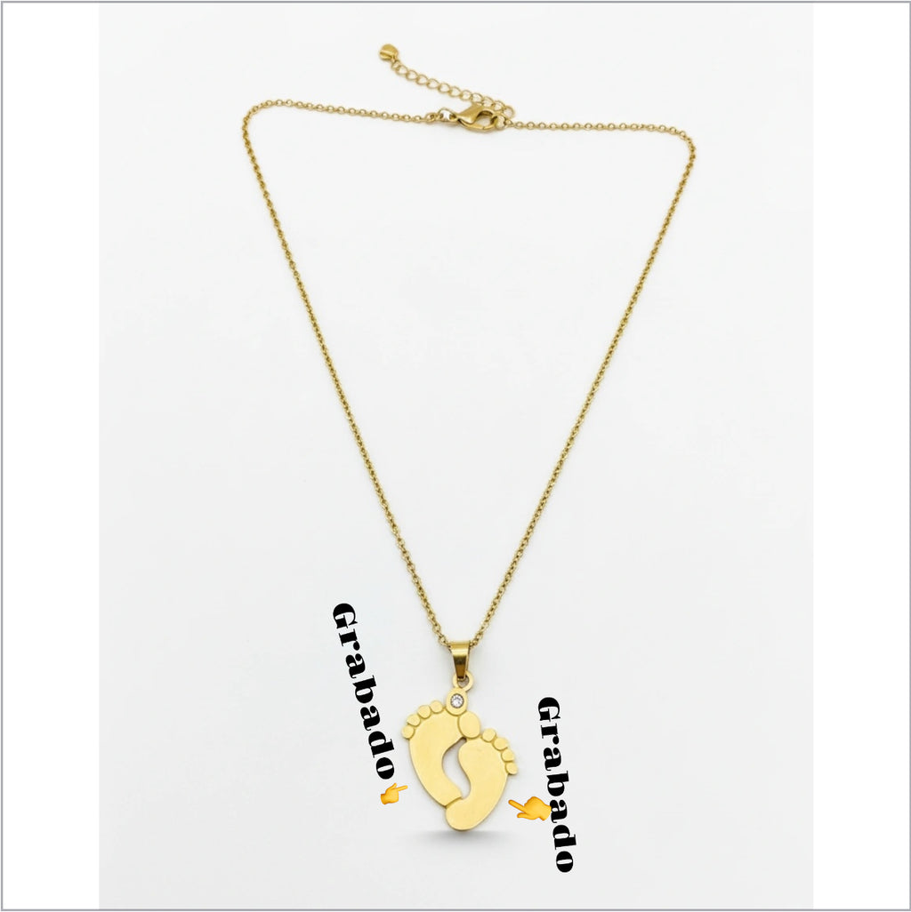 colgante de dos pies juntos grabado con tus nombres