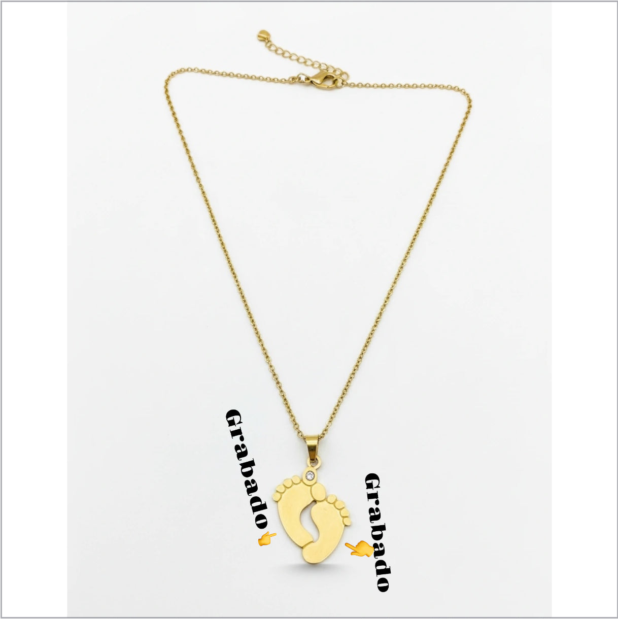 colgante de dos pies juntos grabado con tus nombres