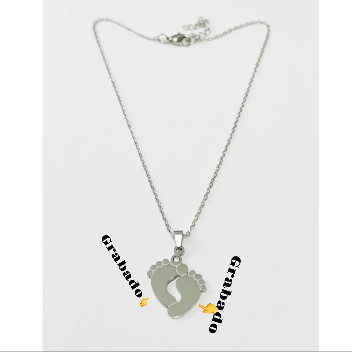 colgante de dos pies juntos grabado con tus nombres